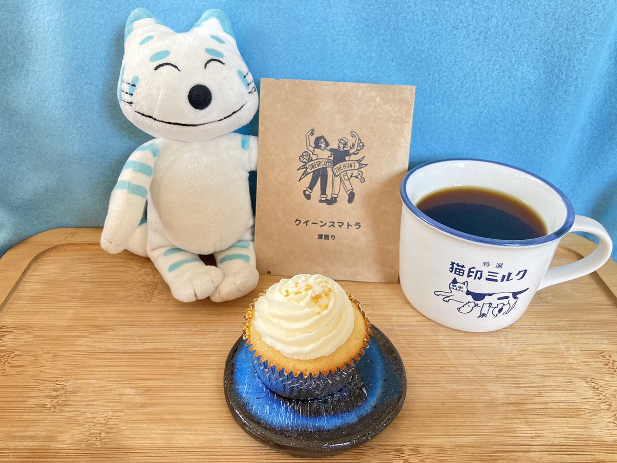 rainy_bluemoon's tweet photo. 今日はお土産買ってきてくれたニャゴーー‼︎
ますますごろごろウィークは充実ニャゴ。
one up coffeeさんのコーヒーとCafe Irisさんのカップケーキニャゴー。
クイーンスマトラのトラってもしかしてとらねこ大将の仲間じゃありませんか?ニャゴ。
#青森 #oneupcoffee #板柳 #CafeIris #とらねこ大将 https://t.co/e4CG59df1Q