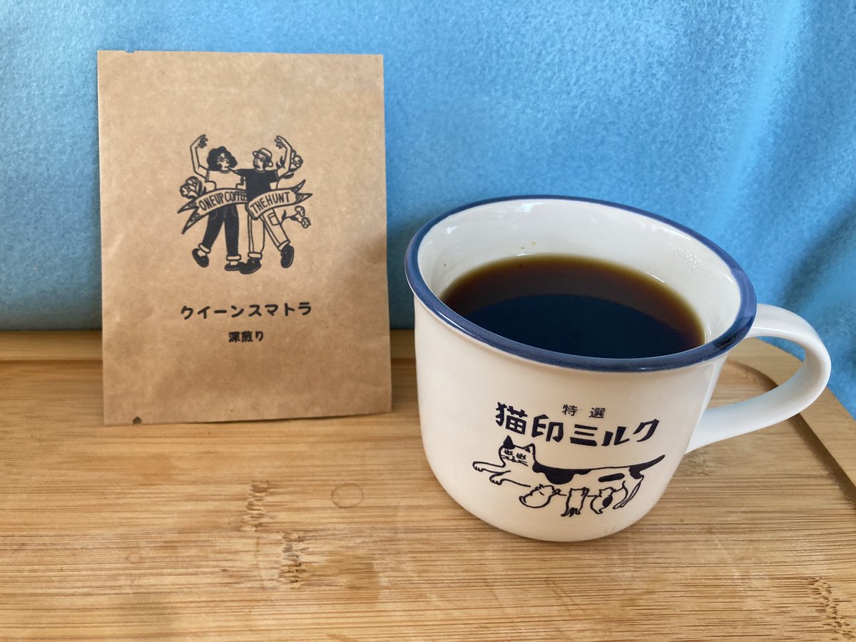 rainy_bluemoon's tweet photo. 今日はお土産買ってきてくれたニャゴーー‼︎
ますますごろごろウィークは充実ニャゴ。
one up coffeeさんのコーヒーとCafe Irisさんのカップケーキニャゴー。
クイーンスマトラのトラってもしかしてとらねこ大将の仲間じゃありませんか?ニャゴ。
#青森 #oneupcoffee #板柳 #CafeIris #とらねこ大将 https://t.co/e4CG59df1Q