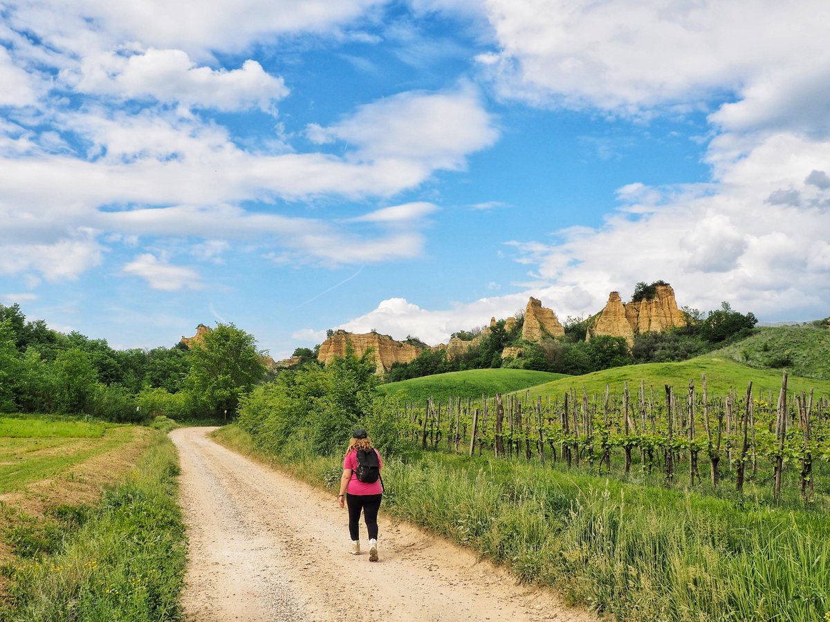 girovagate's tweet photo. Le Balze del Valdarno, la piccola "Monument Valley di noantri"! 
Tra i paesaggi più belli e meno noti della #Toscana, sono formazioni argillose e ghiaiose a strati, alte fino a 90 metri!
Le conoscevate?
➡️https://t.co/cvZHSQ0209 https://t.co/IrG6urMIUe