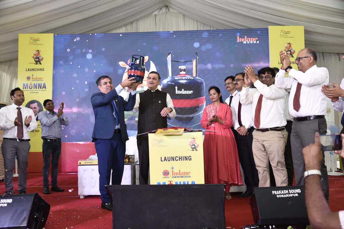IOCL_UP's tweet photo. Catering to the underprivileged section of the society, the street vendors, small hawkers, students, @ChairmanIOCL Shri S M Vaidya launched the 2 Kg FTLcylinder, 'Munna' at Kushinagar under @IOCL_UP in presence of ED&amp;SH @SanjivKakkar3, for those who want limited LPG at less rate. https://t.co/9rIffvcIRt