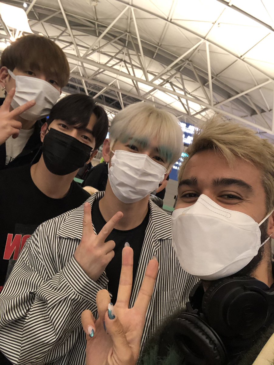 deereunwoo's tweet photo. gente eles são do MUSTB https://t.co/8oVnSkhm8H