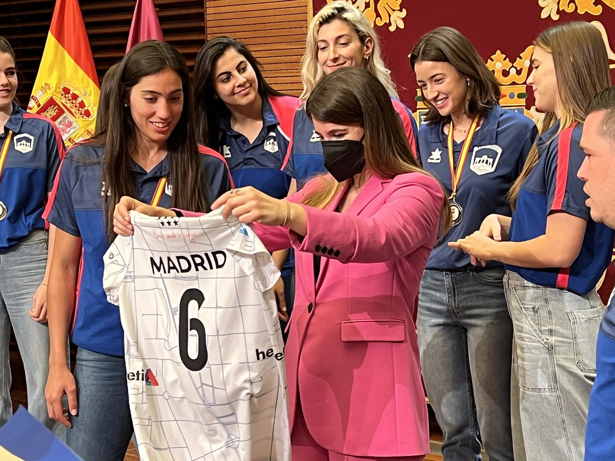 SofiaMirandaEs's tweet photo. Hoy recibimos en el Ayuntamiento a nuestras chicas #Poderosas del @voleibolmadrid para celebrar su ascenso a la Superliga Femenina Iberdrola 🏐

La victoria no está en el ascenso, sino en todo lo que habéis trabajado previamente 💪 https://t.co/fFnn9PqwQb