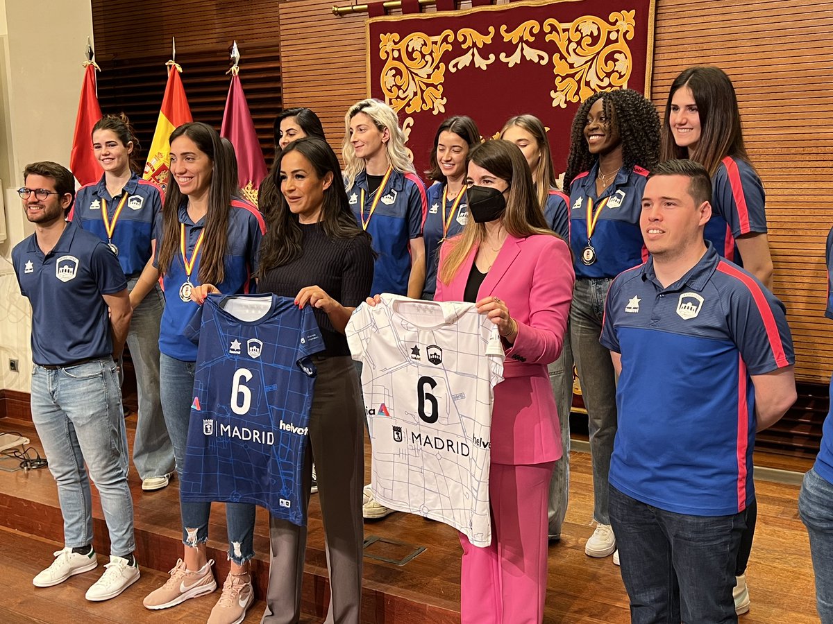 SofiaMirandaEs's tweet photo. Hoy recibimos en el Ayuntamiento a nuestras chicas #Poderosas del @voleibolmadrid para celebrar su ascenso a la Superliga Femenina Iberdrola 🏐

La victoria no está en el ascenso, sino en todo lo que habéis trabajado previamente 💪 https://t.co/fFnn9PqwQb