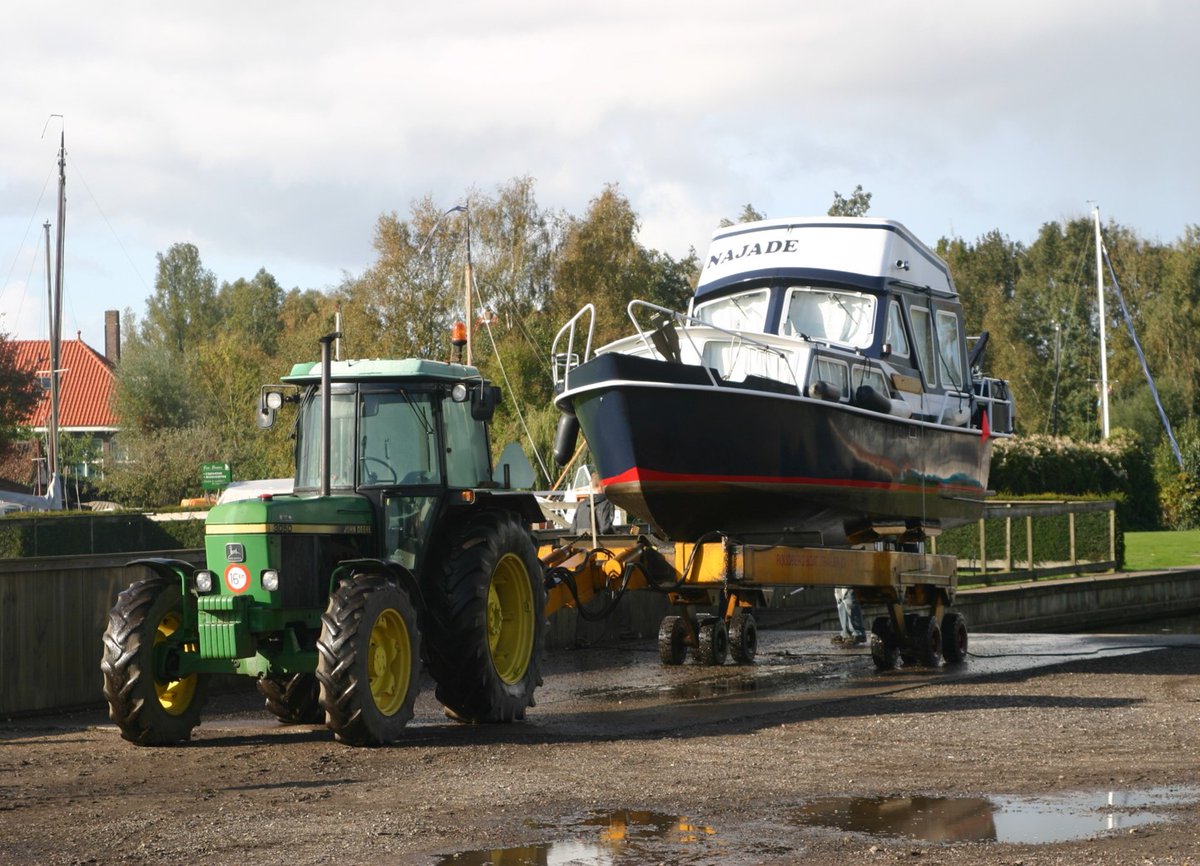 Laatste boten komen uit de winterstalling.
Het watersport seizoen 2022 kan beginnen.
#HartvanFriesland #Uitwellingerga #Sneek