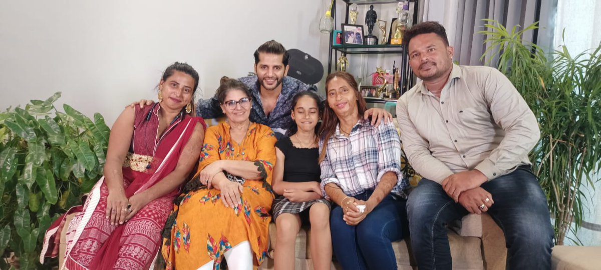 assfindia's tweet photo. Actor Karanvir Bohra organized a small #iftaar party for our #acidattackwarriors. When they came into #Lockupp on Women's Day, he had promised them he would meet them outside and exactly he did it. https://t.co/seiE1rkzWl