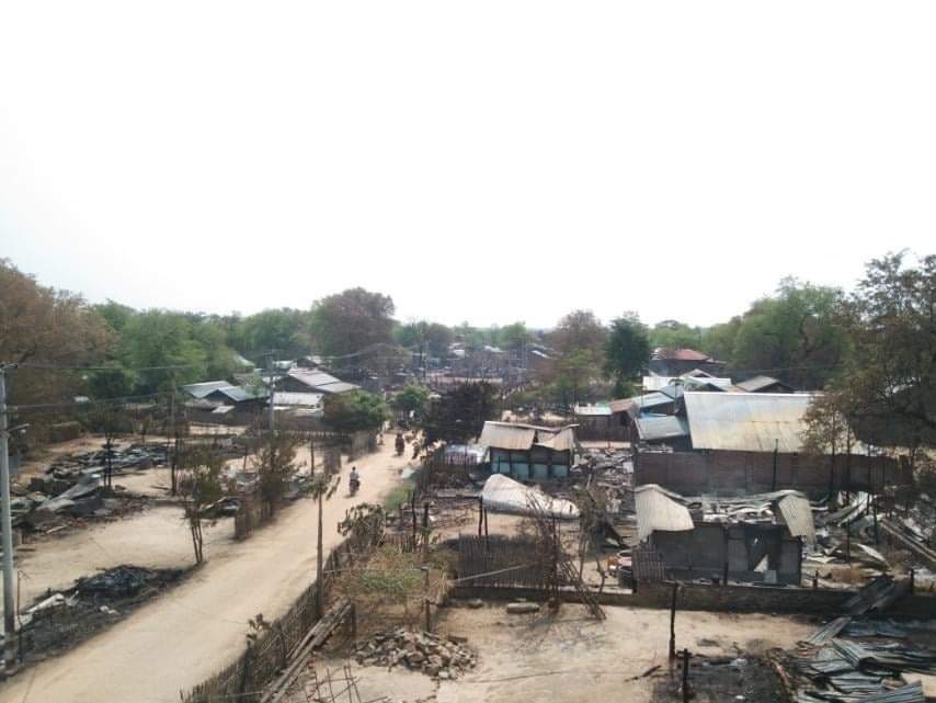 IrrawaddyNews's tweet photo. Junta soldiers raided Ywa Thit Gyi Village in Magwe Region’s Myaing Township on Sunday and torched houses, vehicles, silos and crops, forcing over 1,000 villagers to flee. More than 70 houses were burned down, leaving 400 villagers homeless. (Photo: CJ) #WhatsHappeningInMyanmar https://t.co/LgdwNsWznj