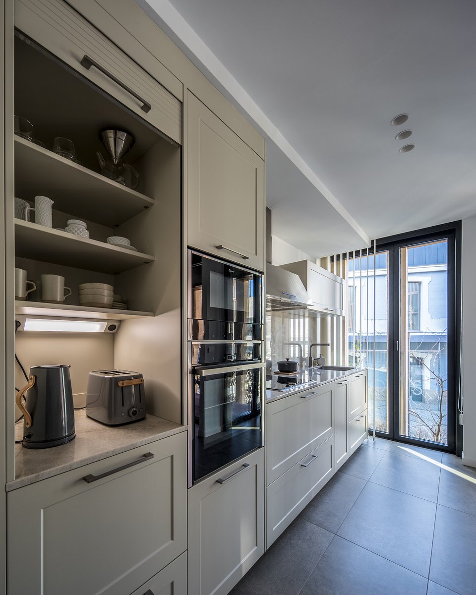 Un mueble persiana único 👌 Mientras en los sistemas tradicionales el frente se recoge en el interior del módulo, restando capacidad, en este, el frente se desliza de manera suave y silenciosa sobre la parte superior y trasera del mueble, sin desperdiciar espacio de almacenaje.