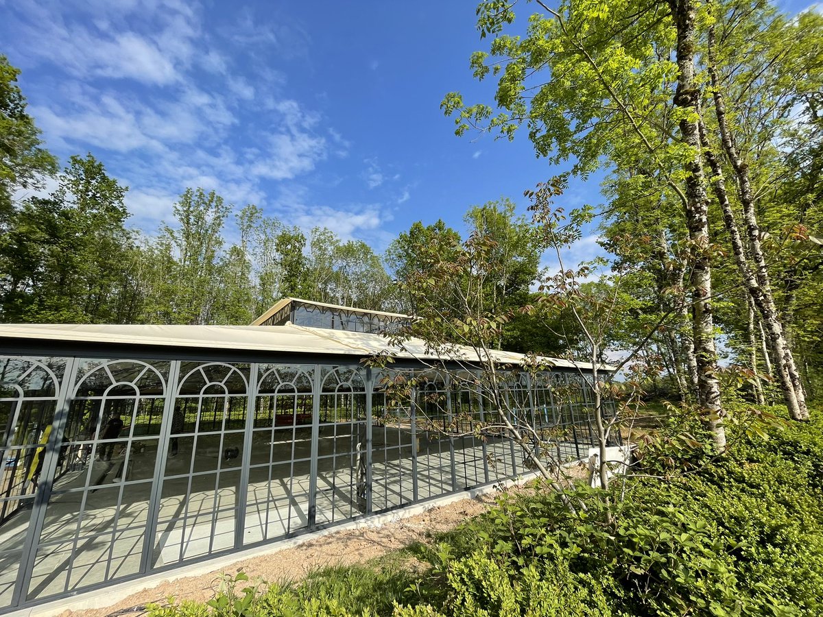 ABRIANDCO's tweet photo. Les équipes ont bientôt terminé cette nouvelle Orangerie de 375m2 dans ce beau Château de la Nièvre.Belle journée à vous et si souhaitez des informations allez https://t.co/cciAaHHwBP https://t.co/1l0GiMPskk
