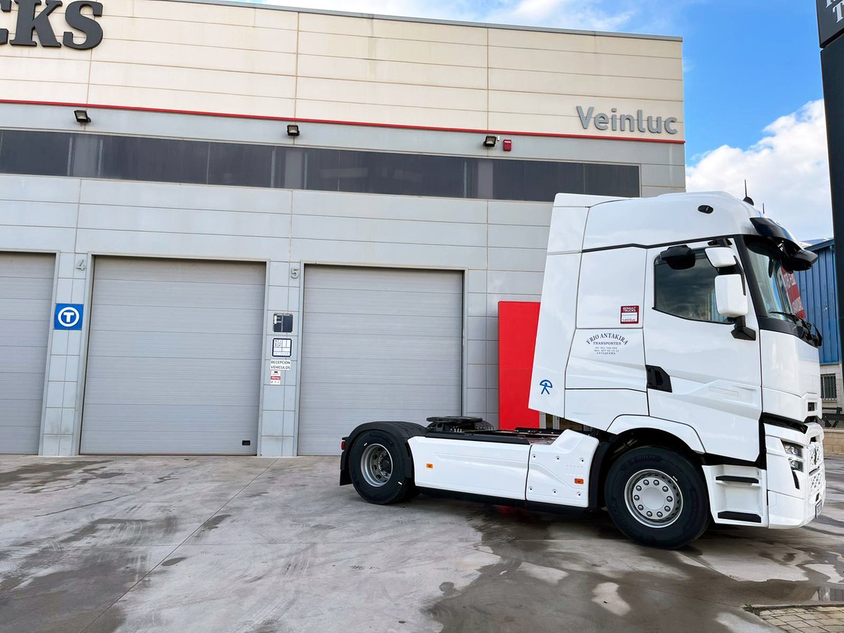 VEINLUC's tweet photo. 👉 🅽🆄🅴🆅🅰 🅴🅽🆃🆁🅴🅶🅰 👈
Segunda unidad entregada a FrÍo Antakira que amplía su flota y ya disfruta de su nuevo 🚛 #RENAULT #T520HIGH #13L #EVO #TCK
Muchas gracias familia por confiar nuevamente en #VEINLUC y en nuestra marca @RenaultTrucksEs 🙌💚 https://t.co/tpSvtqyDzo