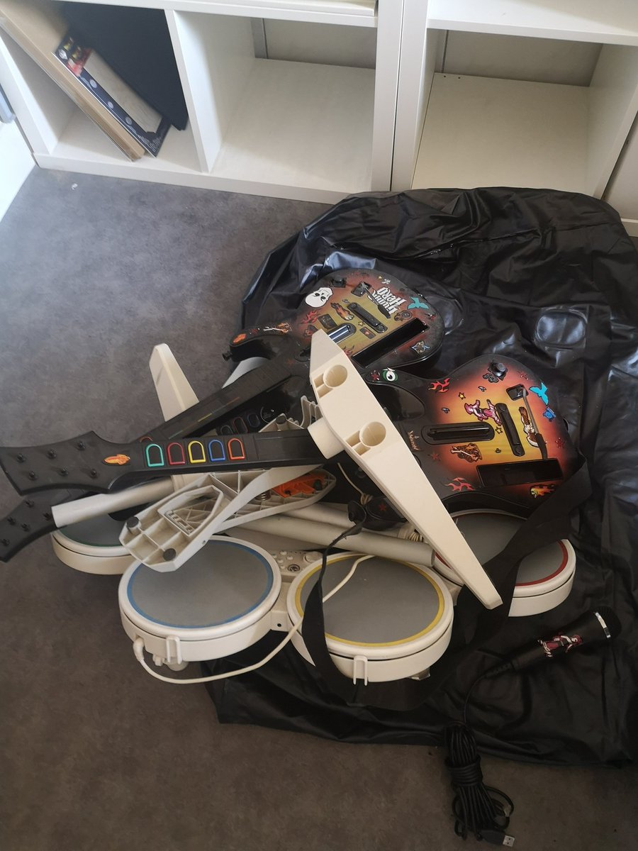 Nouvelle arrivage on a fouillé la cave et regarder ce que j'ai trouver 😁

2 guitars 1 micro 1 batterie... Ça sent les soirées musicales sur Wii 😍