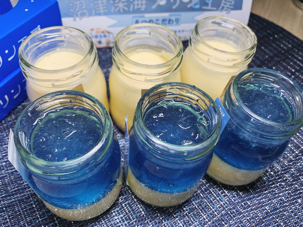 muni_sweets's tweet photo. 【沼津深海プリン】
価格：2590円＋送料

青く輝く「深海プリン」は清涼感抜群！
上層に乗せたラムネ味のジュレは爽やかな風味を演出してくれて、暑い日についつい食べたくなる仕上がり。
光を当てると青く輝く芸術的スイーツです🍮 https://t.co/GajNxv0LfF