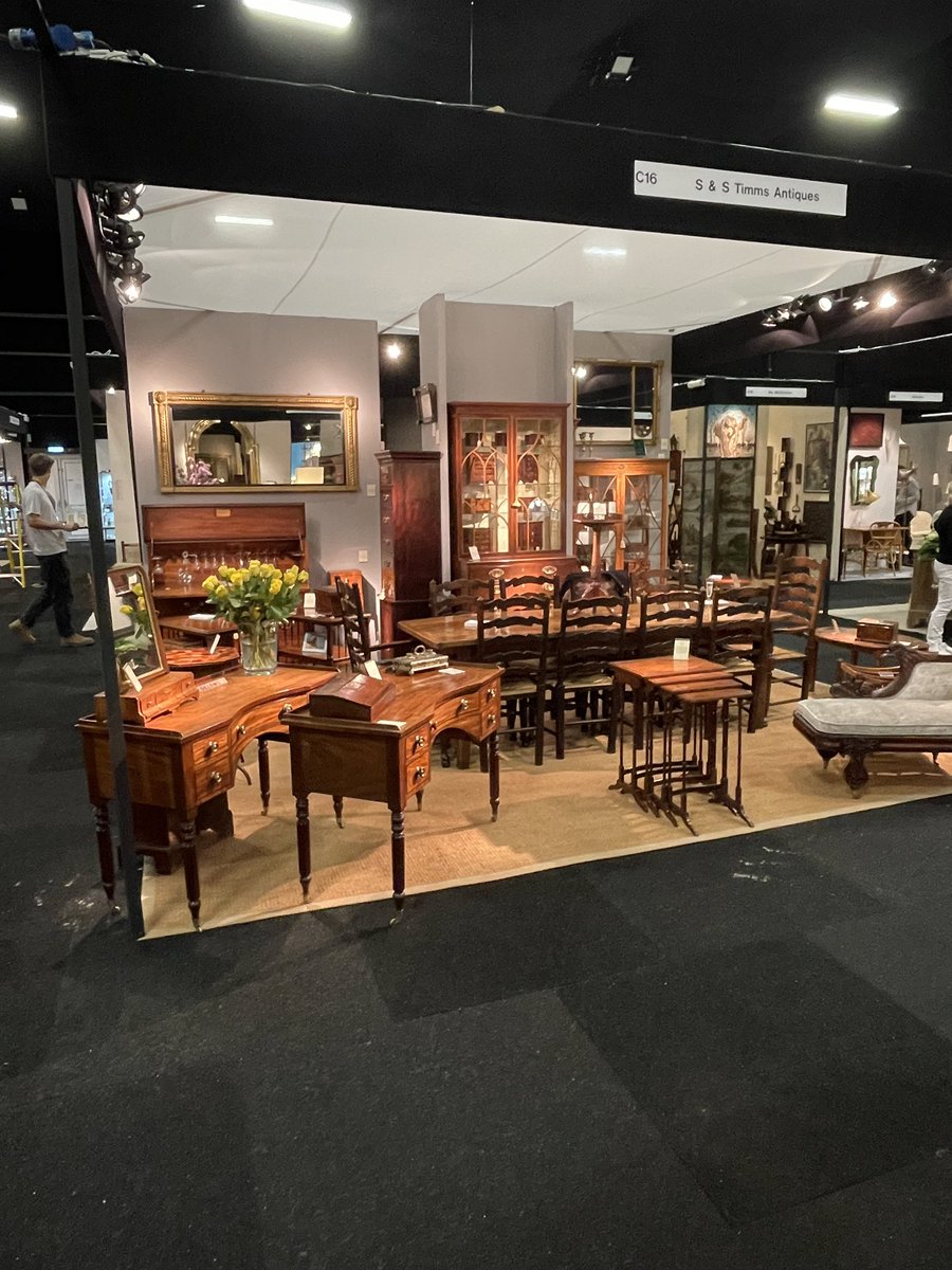 Timmsantiques's tweet photo. After a couple of days hard graft we are finally ready to open @decorativefair - And itβs a good job really as the doors open in just 5 minutes! Come and see us on Stand C16β¦
.
#interiordesign #antiquefinefurniture #badamember #lapadamember #thedecorativefair https://t.co/TgGbF1gCsU