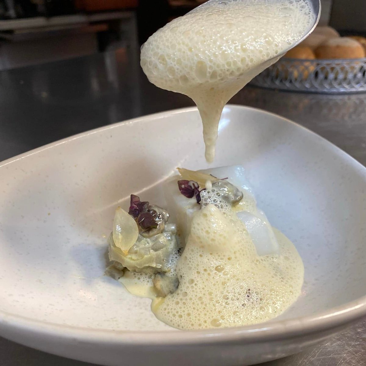 Petit gris slakjes van Lennard ter Hall van Slow Escargots Holland,
door Thomas Deli van Kaatje bij de Sluis.
Gestoomde kabeljauw l artisjok l petit gris slakjes l saus van morilles.
Euro-Toques Nederland.