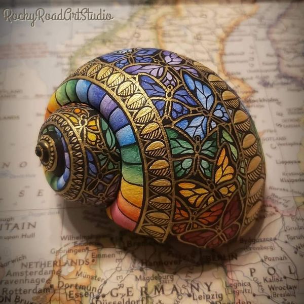 fraveris's tweet photo. Painted Aple Snail Shells.
Lisa Orlan.
Rocky Road Studios https://t.co/aLpeFwNpAD