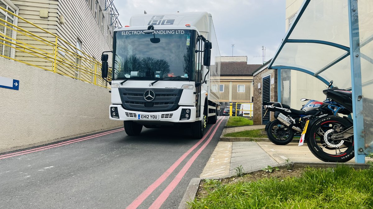 Air in action !!! Our 18 tonne Mercedes’ Econic proving she’s one of team leveling the slope so the crew can safely unload 🚛🤩💪 #TeamEHL

#freight #airfreight #LHR #urgent #transport #logistics #specialists #whiteglove #london #healthcare #installation #2man  #customs