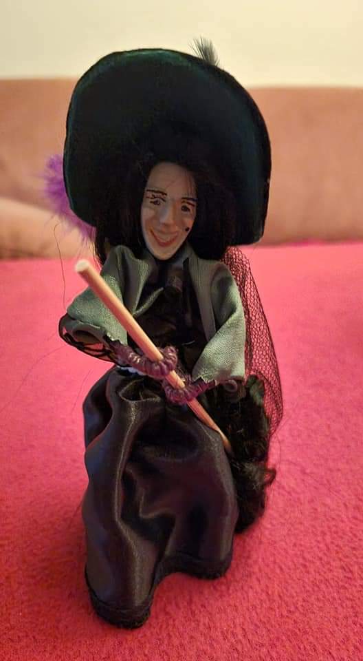 WitchMartina's tweet photo. In der Hexenmanufaktur in Thale ,kann man Mich als Brockenhexe erwerben.Nur hier in Thale gibt es die echten Brockenhexen. https://t.co/tFVXME1ruJ