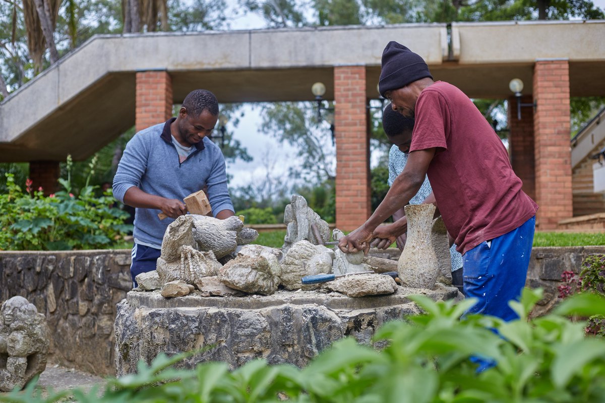 sula_malawi's tweet photo. So they say, a great sculpture can roll down a hill without breaking. Sculpturing in progress at #Sulatraining for #artists. Organised by #UnimaFPA and @Musicinafrica #SoundConnectFund #SulaMw https://t.co/2YDGTgxAfM