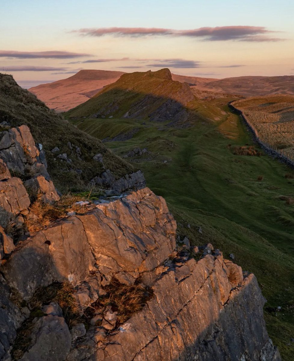 📍Cribarth, Brecon Beacons 🏴󠁧󠁢󠁷󠁬󠁳󠁿Bannau Brycheiniog. 

📷<a href="/joshmatthewsss/">Joshua</a> 

#breconbeacons #visitbreconbeacons