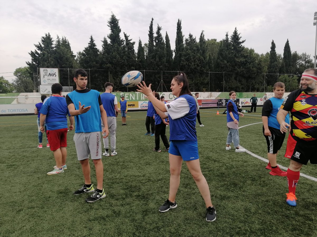 Dipta_cat's tweet photo. 🏉Solidaritat, disciplina i respecte. 
Els centres d'educació especial de les #TerresdelEbre han treballat aquests valors a través del #rugbi, en la 1a trobada de #RugbiInclusiu, organitzada des del CEE Sant Jordi #Dipta.
#MésFuturs #DiptaSuma
👉https://t.co/lkOgvBcoAa https://t.co/d3hPABuMIn