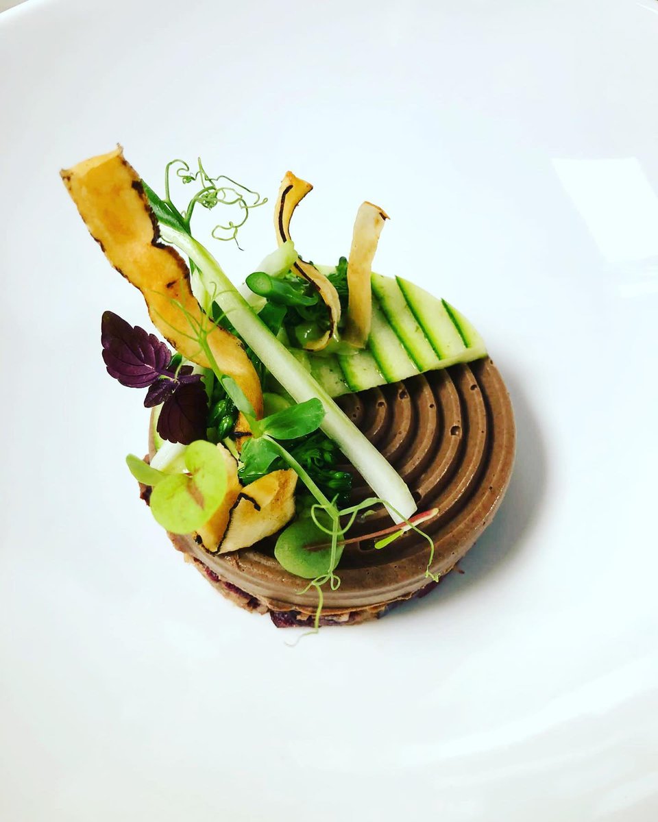 Chef Sander de Vette restaurant De Mandemaaker Restaurant • Kookstudio • Hotel van Bert Van Eijden Bunschoten Spakenburg Holland.
Ganzenborst l bloedworst l chocolade l pecannoten.
Euro-Toques Nederland.