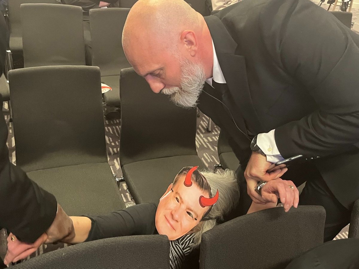 money_rebellion's tweet photo. @StanChart shareholder dragged from AGM...
#RaiseYourStandards
#CleanUpStandardChartered
#HereForFossilFuels https://t.co/qyIYsalSDV