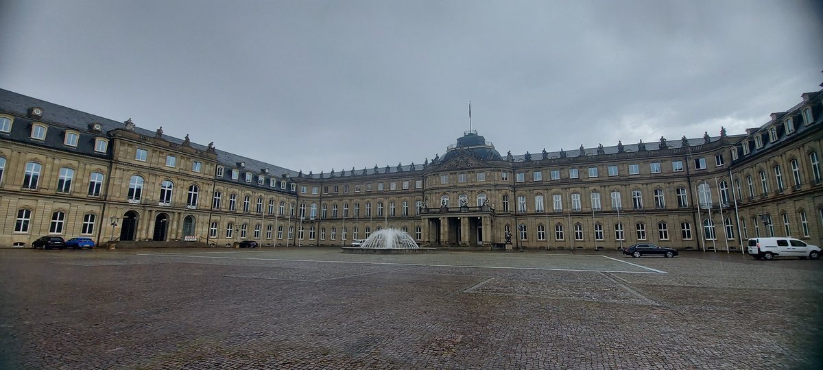 _Laurotah's tweet photo. hoy nos ha pillado un poco de lluvia! os dejo con algunas fotos del castillo antiguo y del palacio nuevo de Stuttgart pasados por agua ☔💧 #KA1EOIAlcalá #MiErasmusPlus @alcalaidiomas https://t.co/0ma6QRhu59