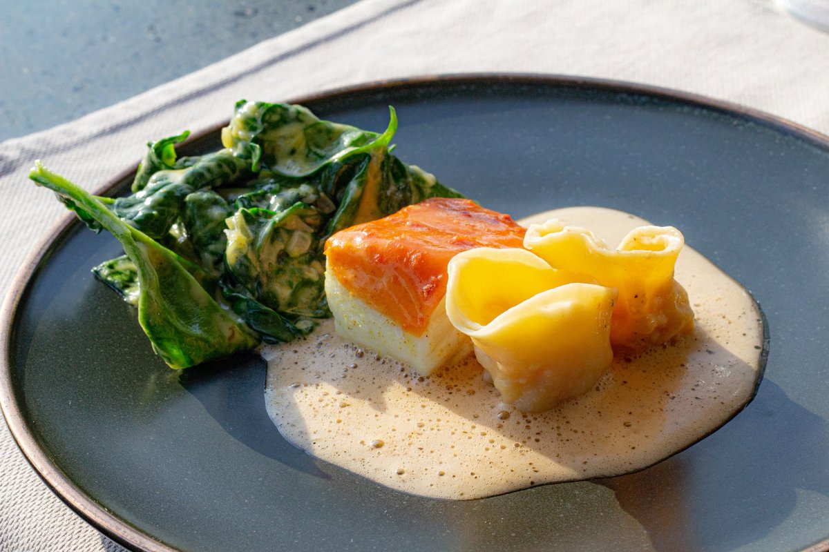 Chef Patron Ysbrandt Wermenbol Restaurant Lime Malden Holland.
Heilbot &amp; Krab: Geroosterde heilbot l onder een gelei van "nduja" | spinazie a la crème met kruiden Hollandaise | tortellini garnaal en jus van strandkrab.
Euro-Toques Nederland.