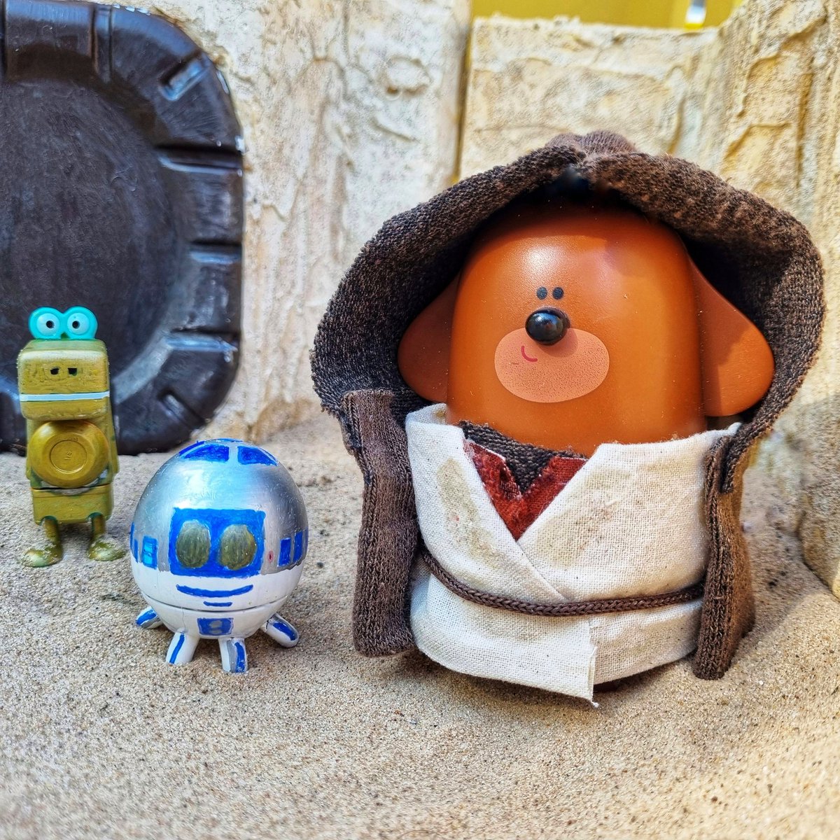 #MayThe4thBeWithYou #heyduggee
Meet Duggee-Wan Kenobi, H3-PY and BT-D2...