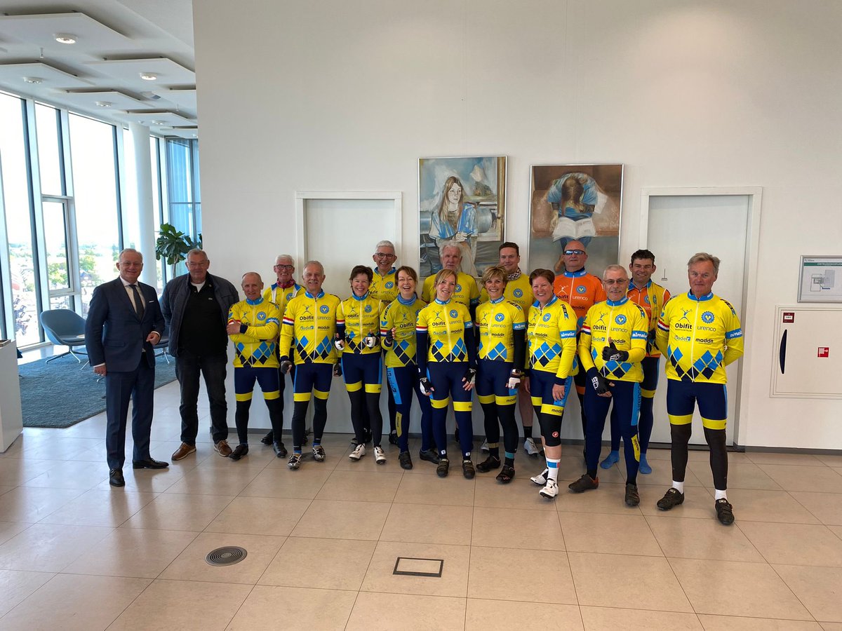 Vanaf de bovenste etage van het stadhuis <a href="/Gemeente_Almelo/">Gemeente Almelo</a> zijn ze gestart! Een geweldig team <a href="/Ruitendrie/">ATV Ruiten Drie</a> dat nu op weg is naar Wageningen om het Bevrijdingsvuur voor Almelo op te halen. Morgen komen ze om 10.30 uur aan bij het Bevrijdingsmonument op het Stadhuisplein. Klasse!