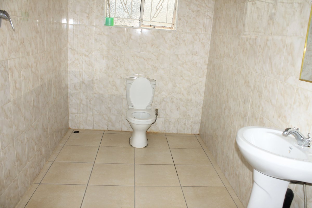 Located just off the main road to campus at a distance that wont make you sweat, this house offers a fully furnished interior for students that want comfy living.
Book It now: buff.ly/3saGvsi
#studentaccommodation #Chitungwiza #mudiwa