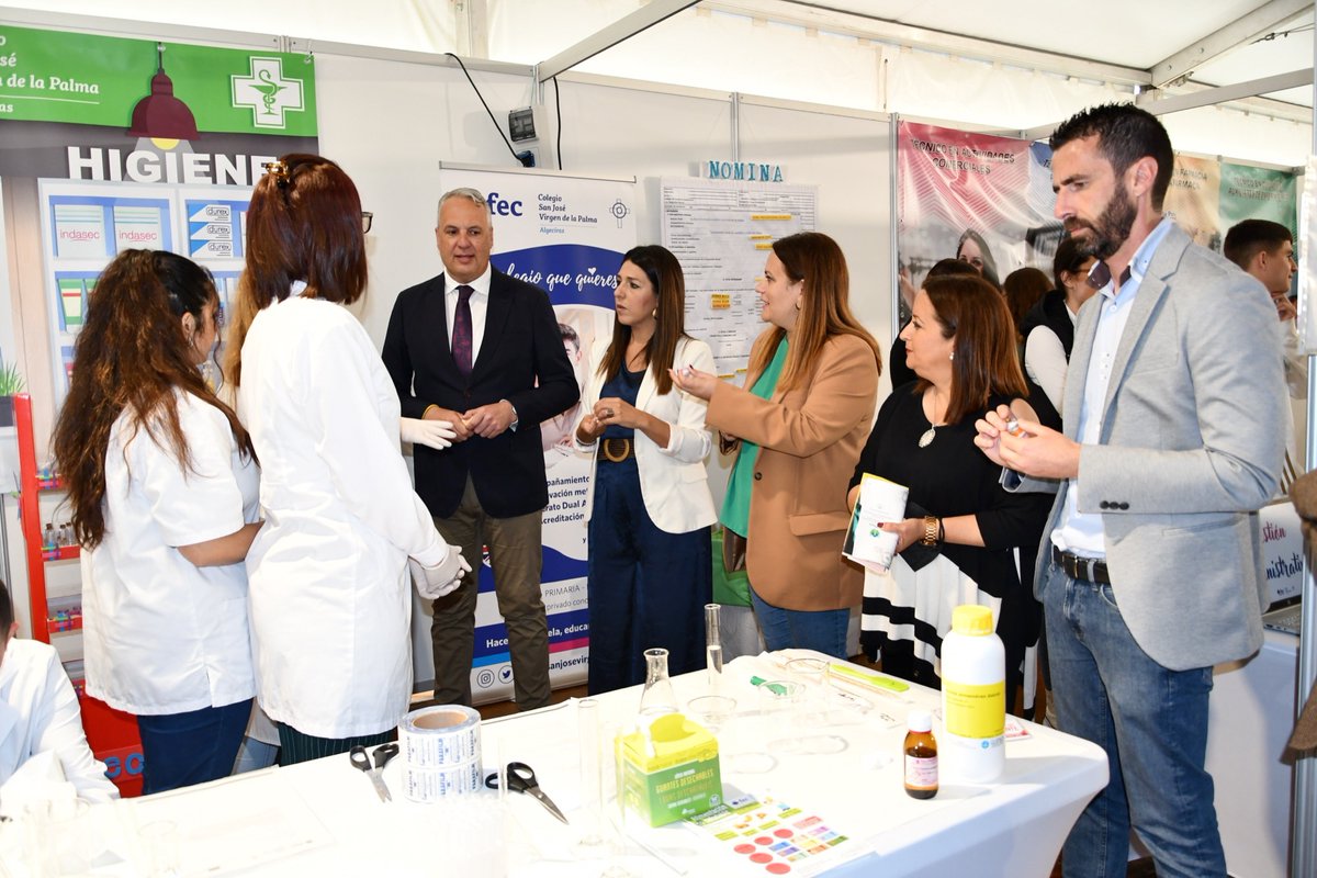 Ayto_SanRoque's tweet photo. Estudiantes de toda la comarca pueden visitar hoy miércoles en horario de mañana y tarde y mañana jueves por la mañana el VI Salón del Estudiante “En busca de mi vocación”, que se ha inaugurado a primera hora en el recinto ferial de Guadiaro...
https://t.co/hM8TiYgICJ https://t.co/FHCMrZ9zt8