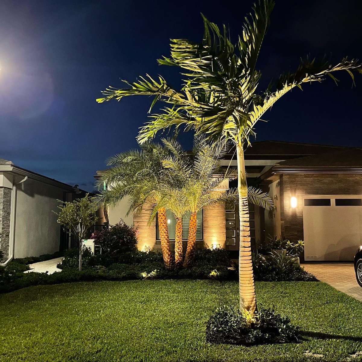 evergreencorner's tweet photo. Using landscape lights will improve your landscaping. #landscapelights #outdoorlights #ledlights #evergreentech https://t.co/sLA1pQH9kk