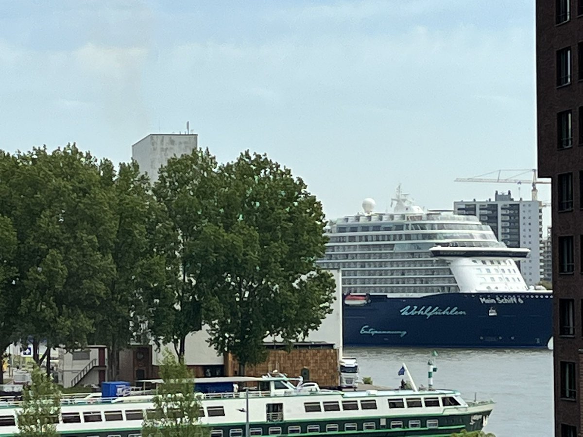 Wauw, het #cruiseschip Mein Schiff vaart @Rotterdam binnen. Nadert haar ligplaats aan de #Wilhelminakade.  <a href="/010Rotterdam/">010 Rotterdam</a> <a href="/CruiseAgenda010/">Cruise Agenda Rotterdam</a> <a href="/CruisePortRdam/">CruisePortRotterdam</a> <a href="/010byday/">Rotterdam by Day</a> <a href="/rotterdam/">Gemeente Rotterdam</a>yimby
