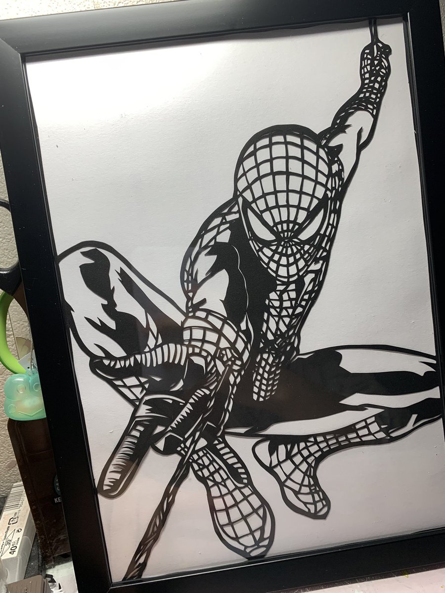 komataich's tweet photo. 【切り絵】スパイダーマン
友達にプレゼントしたらすごく喜んでくれた！

#切り絵 https://t.co/4k5Ox0hhK3