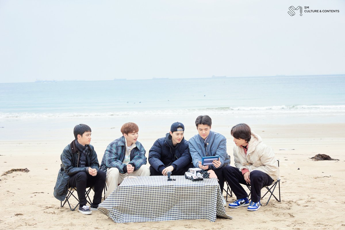 sm_all_voice's tweet photo. [#EXO의사다리타고세계여행3] 
파도를 견뎌라! 먼저 발 빼면 입수?!
남해 바다 앞에서 펼쳐진 의리 게임😎

#엑사세3 #EXO #엑사세_남해 #EXOsTWOL https://t.co/0Ntyq8irly