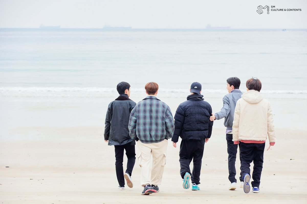 sm_all_voice's tweet photo. [#EXO의사다리타고세계여행3] 
파도를 견뎌라! 먼저 발 빼면 입수?!
남해 바다 앞에서 펼쳐진 의리 게임😎

#엑사세3 #EXO #엑사세_남해 #EXOsTWOL https://t.co/0Ntyq8irly