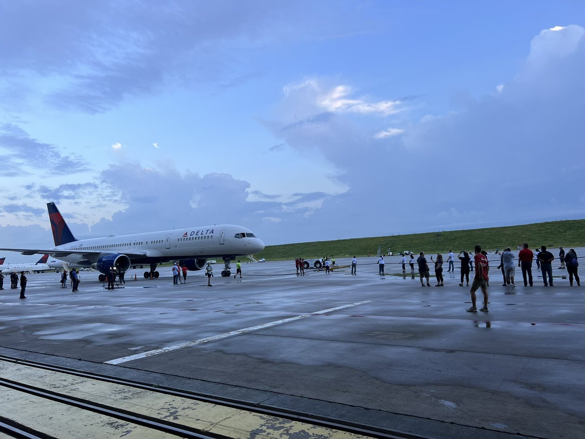 ACS_Georgia's tweet photo. Ready to kick off the @Delta Jet Drag and Corporate @RelayForLife! Raising funds for @AmericanCancer #JetDrag2022 @DeltaNewsHub https://t.co/kvVTk9TGm9