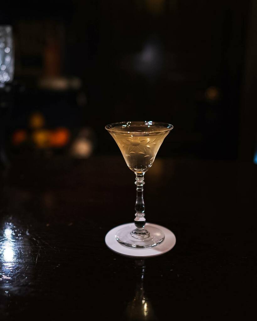SudareCocktail's tweet photo. 🍸
📍Bar Noble / Yokohama, Japan.

◼︎Bamboo
✒︎Stir
The Common Ingredients
　♢ 2/3 Fino Sherry
　♢ 1/3 Dry Vermouth
　♢ 1 dash orange bitters

#BarNoble 

------------------------
Camera / SONY α7III
Lens / FE 24mm F1.4 GM https://t.co/JlKee8eO5N