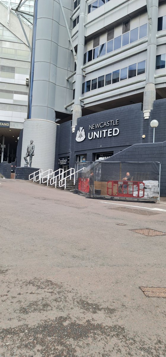 stephen26273's tweet photo. So it begins!! 😀😀😀 @alanshearer statue #shearer @NUFC #nufc #nufcfans https://t.co/Hu1Ishlabj