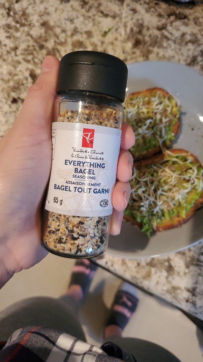 SheSprouts's tweet image. Avocado, #sprouts, and some everything bagel seasoni👩‍🍳 delicious #vegan breakfast!