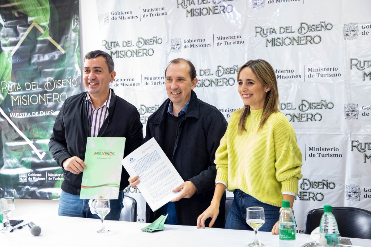 midimisiones's tweet photo. El Ing. @christianpiatti presidente del @PIIPmisiones y coordinador de @midimisiones, participó de la firma del convenio para potenciar la industria del diseño y de la presentación de la "Ruta del Diseño Misionero" junto al ministro de turismo @jmaposadas https://t.co/FnJw9qjlAF