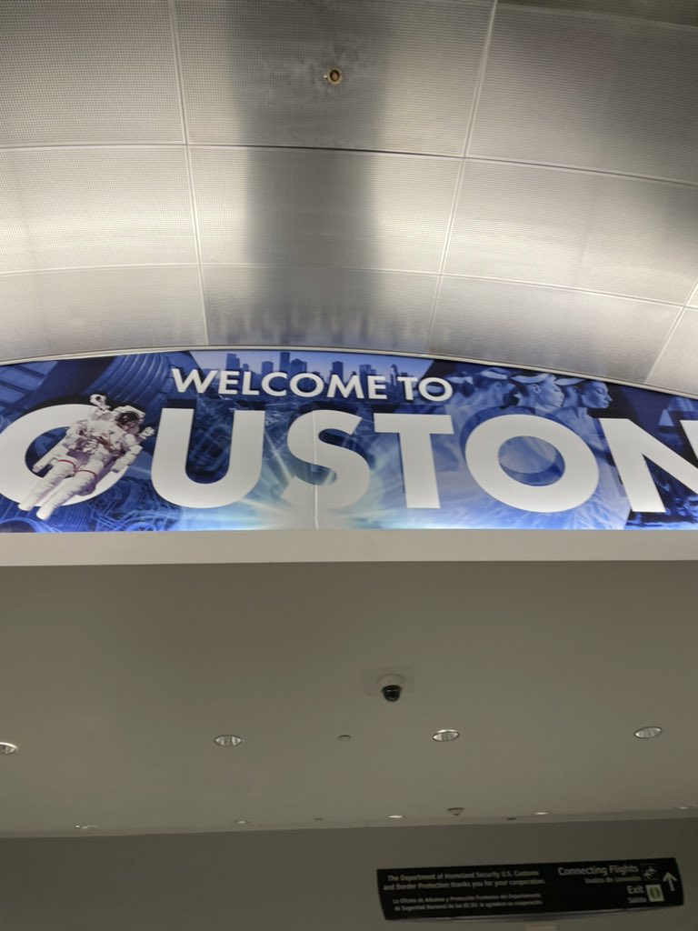 Barbijo optativo en el aeropuerto de Houston. Triunfa la Libertad