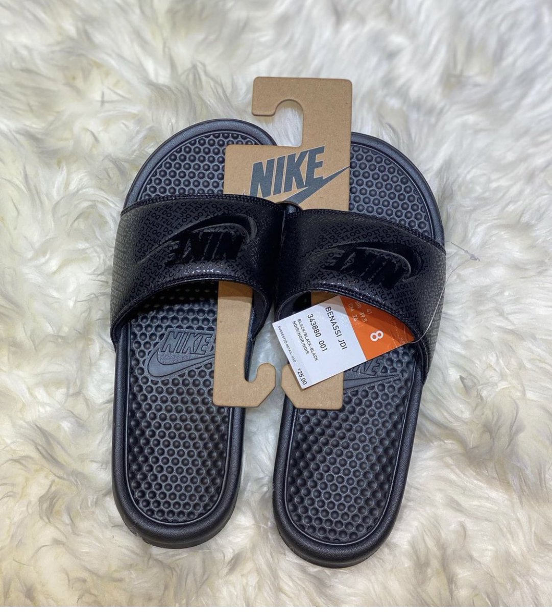 Baffup_Online's tweet photo. Authentic benassi slides now available
Size: 40-50 
available for immediate pickup and world wide delivery 
Price: NGN35,000 | $60 https://t.co/VYwG5gnp1W