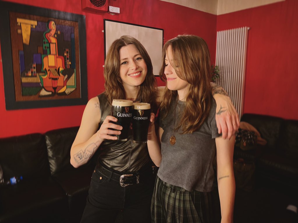Last night marked the first-ever #larkinpoe show in Ireland 🙏🙏 And the hype is real, y’all — the Guinness is absolutely as good as they say.