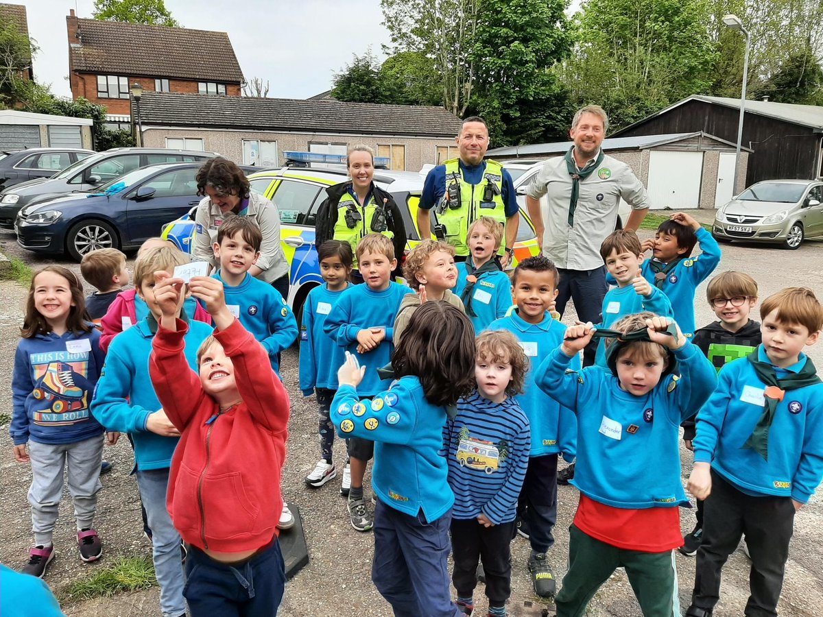 👮🏽‍♀️Beavers learnt about personal safety when PCSOs Kirsty Cooke and Adi Russo from the Safer Neighbourhood Team went to their meeting in Chene Drive.  The Thor Beaver Colony asked  questions and sat in the police car.  #keepingyoungpeoplesafe #neighbourhoodpolicing #stalbans.