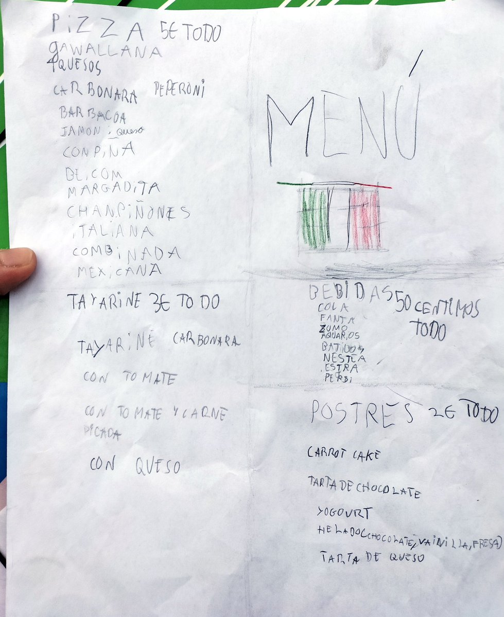 annamartori's tweet photo. M'encanta fer pati amb els alumnes de l'escola.
Avui s'han inventat una pizzeria 🍕, on contractaven treballadors, feien comandes online, atenien als clients, els donaven el menú...
Mitjançant el #JocSimbòlic fèiem #oratòria i jo he "menjat" pizzes, espaguetis i postre! 😜 https://t.co/bWIMCIQaLL
