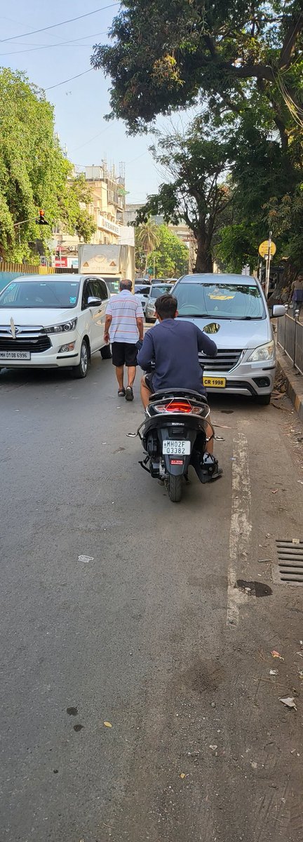 vishnkat's tweet photo. Traffic situation is going bad to worse in Mumbai City.. People are driving in the wrong lane.. No fear of breaking the laws.. Its become a daily rituals of sort in Santacruz West.

@sanjayp_1 @MumbaiPolice @mybmcWardHW  Request you to look into this.

#wronglane #MumbaiTraffic https://t.co/6QOgfnIDUp