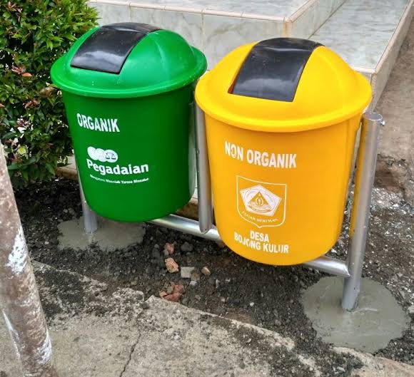 zombiekyut's tweet photo. sampah non-organik ya Guys jangan malah digabung sama sampah daun-daunan di pinggir jalan motivasi #SemangatSalingBantu @Satu_Indonesia https://t.co/8UMB12QIYi