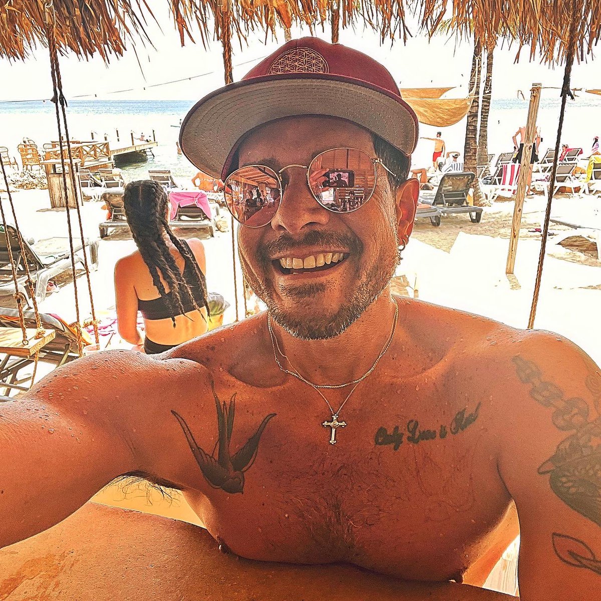 derekdiazpop's tweet photo. Día de playa… pide que hay 🍹
#Derek #playanudista #playa #SOL #pidequegay #pidequehay #men #drinks #curacao #beachbabe #beachbody #beachday #barleylegal https://t.co/M3tcGPzZLN