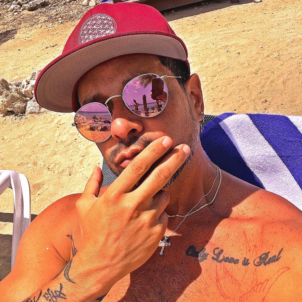 derekdiazpop's tweet photo. Día de playa… pide que hay 🍹
#Derek #playanudista #playa #SOL #pidequegay #pidequehay #men #drinks #curacao #beachbabe #beachbody #beachday #barleylegal https://t.co/M3tcGPzZLN